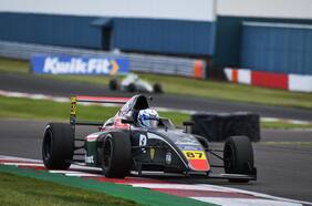 Nico Pino finaliza 10° en la primera carrera en Knockhill