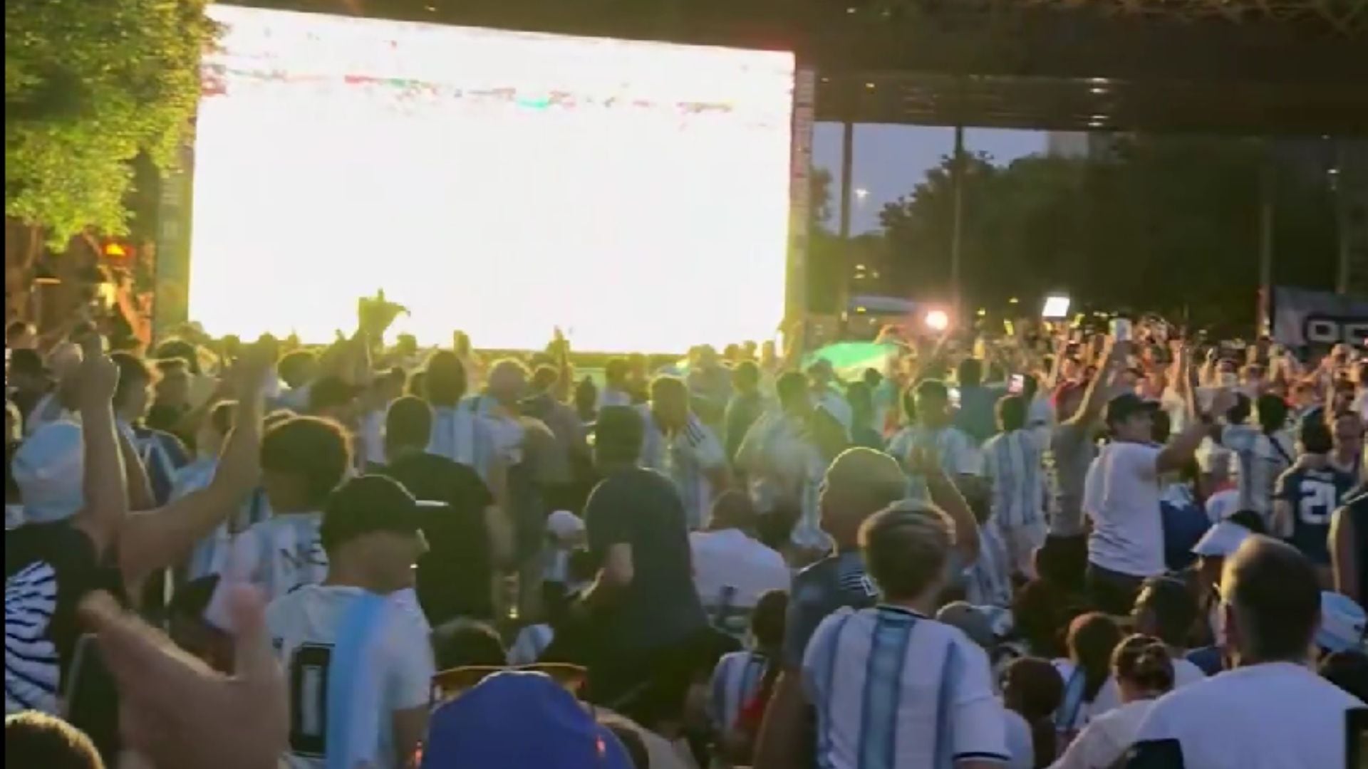 "Sos una provincia, uruguayo chupa p...": el burlesco cántico de hinchas argentinos tras la eliminación de la Celeste