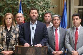 “Perdonazo masivo”: bancada UDI recurre al TC para impugnar regularización acotada de migrantes anunciada por La Moneda