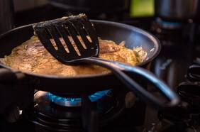 Por qué deberías tirar a la basura esa espátula de plástico negro