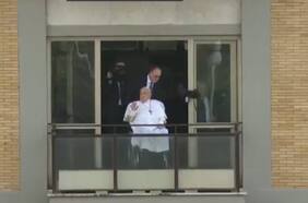 Papa Francisco reaparece en público y recibe el alta médica luego de más de un mes hospitalizado