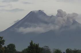 Volcán Merapi entra en erupción expulsando gas y lava incandescente