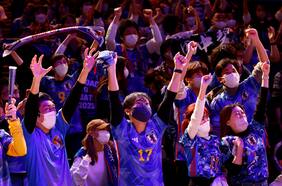 Video: la ordenada celebración de los hinchas de Japón que llamó la atención del mundo