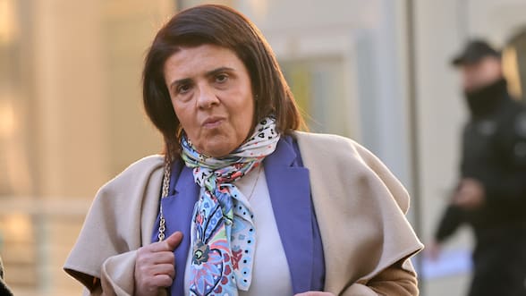Sabaj zafa de la cárcel: Fiscalía formaliza a exministra y tribunal la deja con arresto domiciliario total