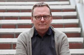 James Robinson, coautor de “Por qué fracasan los países”: “Para dar el salto en ingresos, la sociedad chilena tiene que ser más inclusiva”