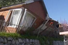 Derrumbe de cerro destruye casa en Tomé: viviendas cercanas son evacuadas