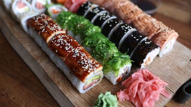 Se celebra el Día del Sushi 2026: las promociones para compartir este jueves