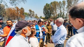 Kast visita zonas afectadas por incendios y evita confrontación con el gobierno