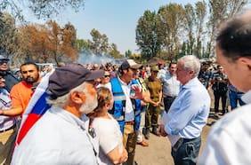 Kast visita zonas afectadas por incendios y evita confrontación con el gobierno