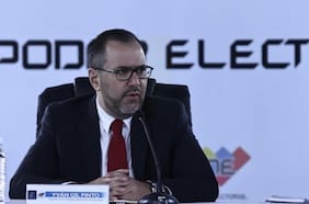 Canciller de Maduro acusa al Centro Carter de apoyar un golpe de Estado