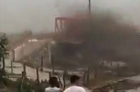 Captan alud que arrasó un puente peatonal en Argentina