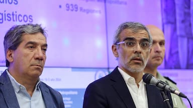 “Una vida social acorde a la dignidad del cargo”: ministro Cordero critica al delegado Durán por discutir con hinchas