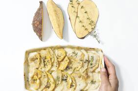 Gratín de betarragas amarillas o topinambur y papas con queso azul