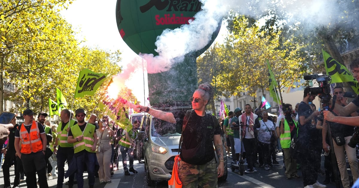 Francia enfrenta una crisis política y social por recortes presupuestarios: el choque entre austeridad y movilización ciudadana