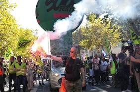 Miles de personas protestan contra los recortes presupuestarios en Francia y disturbios dejan 141 detenidos