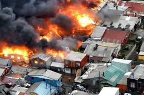 Gran incendio afecta a una bodega de ropa usada en Concepción: piden evacuar a vecinos