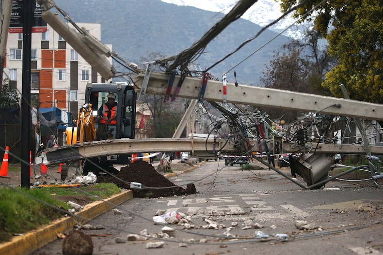 Enel Trabaja en reposicion del alumbrado publico en la comuna de Penalolen 5/8/2024