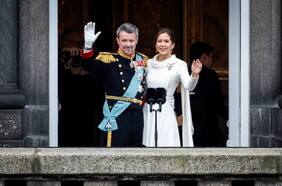 Rey Federico X asume el trono de Dinamarca y comparece ante una multitud