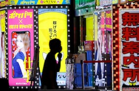 Evitar los besos: La vida nocturna en Tokio establece sus propios protocolos sanitarios