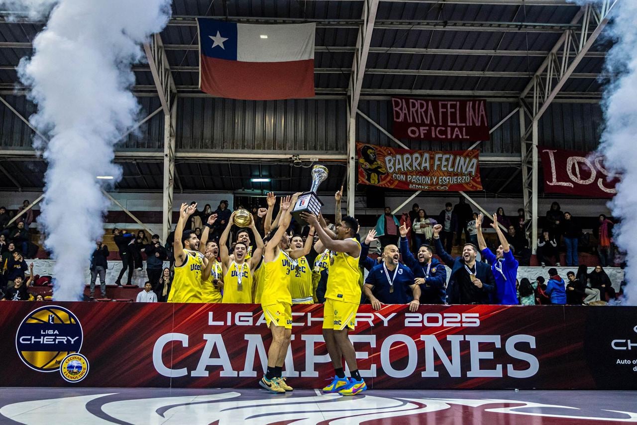 La Universidad de Concepción levantó el trofeo de la LNB después de dos años. Foto: Carlos Ávalos/Básquet UdeC/LNB.