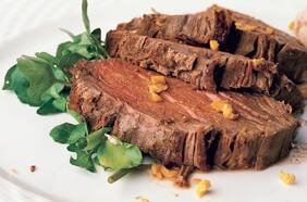 Tataki de jengibre con carne, salsa de limón y soya