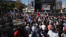 “Vuestros nombres valientes soldados...”: himno nacional con tercera estrofa marca el comienzo del acto de cierre de campaña de Kaiser