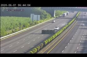 ¿Qué pasó, Tesla? El ‘cerebro’ de este Model 3 no pudo esquivar un camión volcado