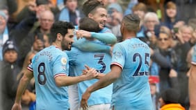 “El alcohol le pasa factura”: exfigura del Manchester City es captado borracho y durmiendo en un bar