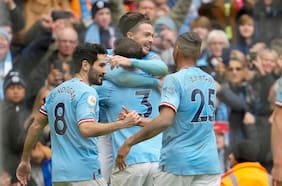 “El alcohol le pasa factura”: exfigura del Manchester City es captado borracho y durmiendo en un bar