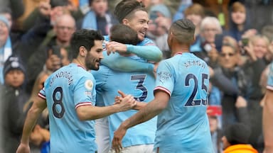 “El alcohol le pasa factura”: exfigura del Manchester City es captado borracho y durmiendo en un bar