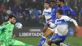 Con uno más casi todo un tiempo: la UC no derriba el muro de Cruzeiro y estrecha la lucha en la Copa Libertadores