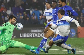 Con uno más casi todo un tiempo: la UC no derriba el muro de Cruzeiro y estrecha la lucha en la Copa Libertadores