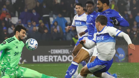 Con uno más casi todo un tiempo: la UC no derriba el muro de Cruzeiro y estrecha la lucha en la Copa Libertadores