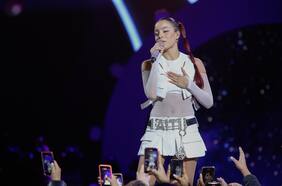 Emilia hace bailar al público juvenil en el cierre de la segunda noche de Viña