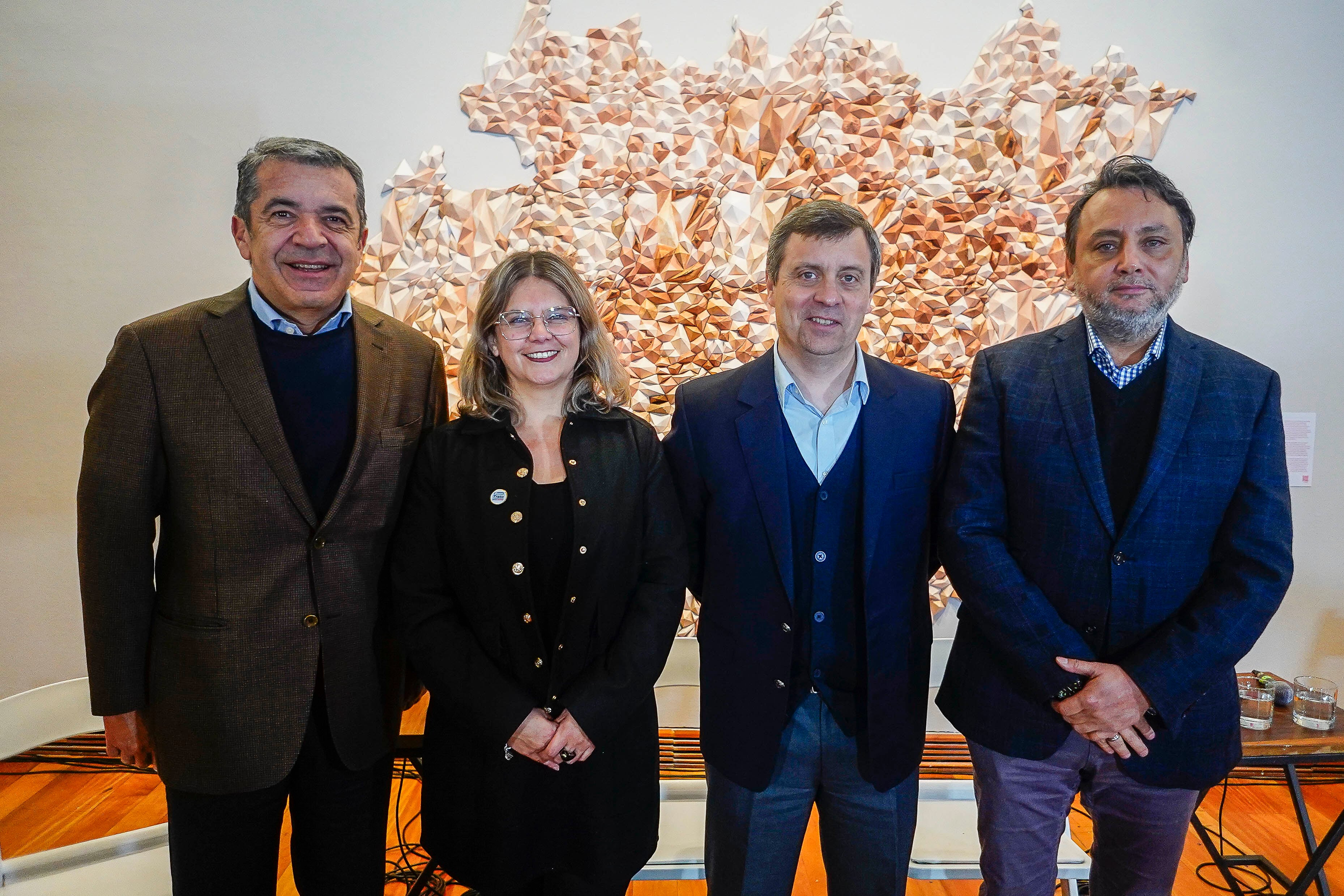 Renzo Corona, presidente de ICARE; Karen Caiceo, directora nacional (s) de SENAMA; Cristóbal Cuadra, gerente División de Asuntos Jurídicos y Corporativos en ACHS, y Javier Fuenzalida, presidente de Clínicas de Chile A.G.