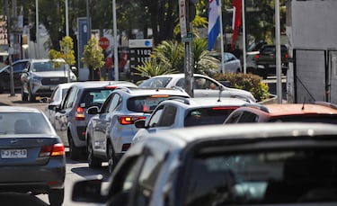 Filas, bocinazos y ansiedad: demanda por bencina se triplica ante el alza y estaciones refuerzan operación