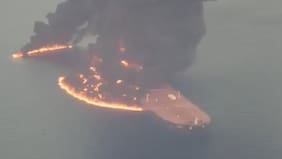 Buque petrolero se incendia en el estrecho de Ormuz tras impacto de proyectil: Irán lo atribuye al choque con una mina