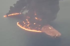 Buque petrolero se incendia en el estrecho de Ormuz tras impacto de proyectil: Irán lo atribuye al choque con una mina