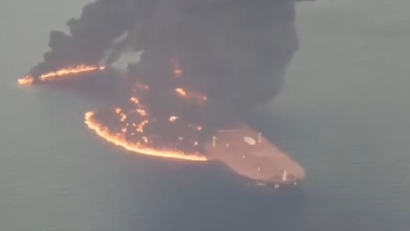 Buque petrolero se incendia en el estrecho de Ormuz tras impacto de proyectil: Irán lo atribuye al choque con una mina