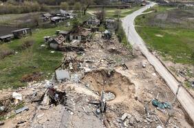 Soldados ucranianos dinamitan un puente y logran frustrar el avance del ejército ruso en el Este del país.