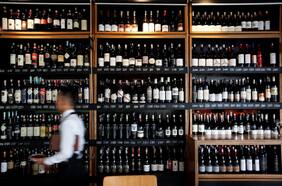 Por qué Trump amenazó a Europa con un arancel de 200% al alcohol