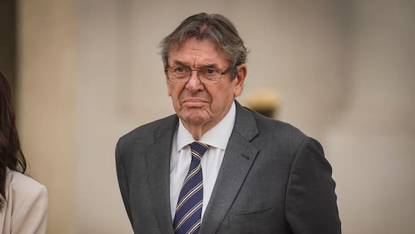 Remuneración debió ser en pesos y no dólares: Contraloría ordena reintegrar parte del sueldo del exembajador Gazmuri en Venezuela