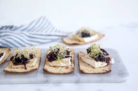 Bruschetta tibia con queso brie y cebolla en vino tinto