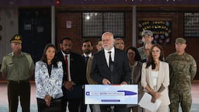 Autoridades de gobierno junto a representantes del Ejército y de Carabineros detallan recomendaciones para la segunda vuelta