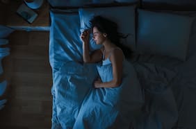 Qué deberías comer y beber para dormir mejor, según investigaciones científicas