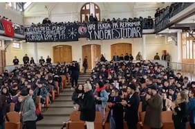 “Hay plata para reprimir y no para estudiar”: el conversatorio en el Liceo de Aplicación que reunió a su centro de alumnos, su director y al padre de los hermanos Vergara Toledo