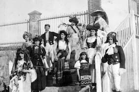 ¿Cómo y cuándo llegó Halloween a Chile? Del rezo de novenas a los dulces, el radical cambio de este rito católico