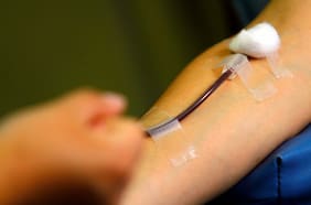 Por qué hay personas extranjeras que no pueden donar sangre en Chile