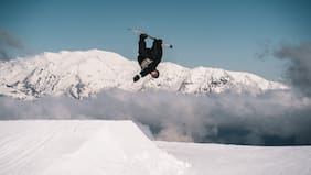 Álvaro Yáñez y Antonia Yáñez dominan el snowboard en El Rey del Park en El Colorado