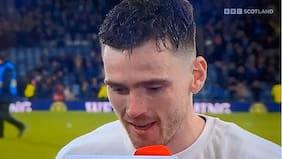 “Está en algún lugar sonriéndome”: la emoción de Andrew Robertson al recordar a Diogo Jota en los festejos de Escocia
